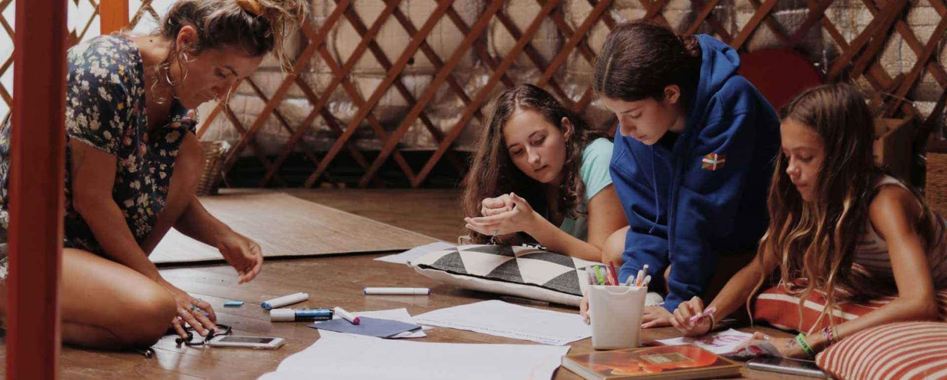Personas jóvenes en una dinámica de aprendizaje en grupo.